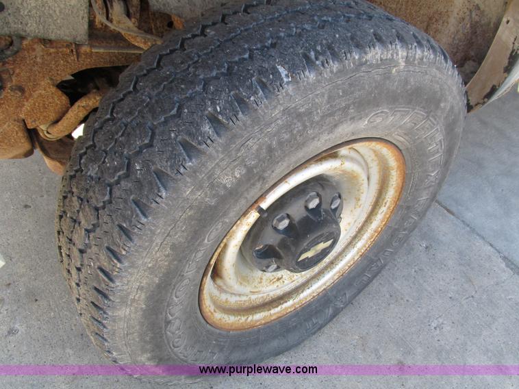 image for item I4224 1995 Chevrolet Suburban K2500 SUV