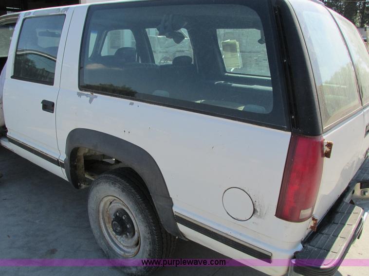 image for item I4224 1995 Chevrolet Suburban K2500 SUV