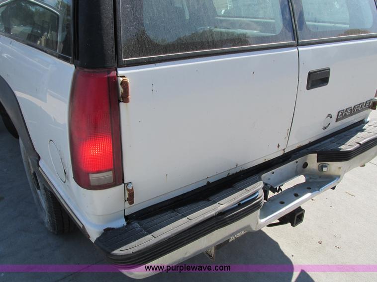 image for item I4224 1995 Chevrolet Suburban K2500 SUV