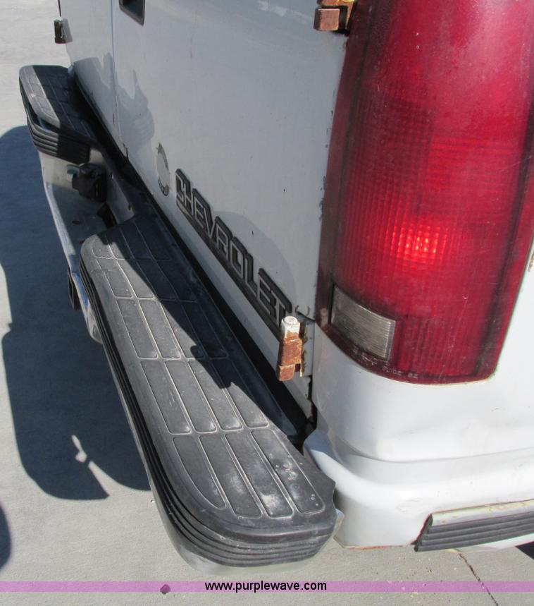 image for item I4224 1995 Chevrolet Suburban K2500 SUV