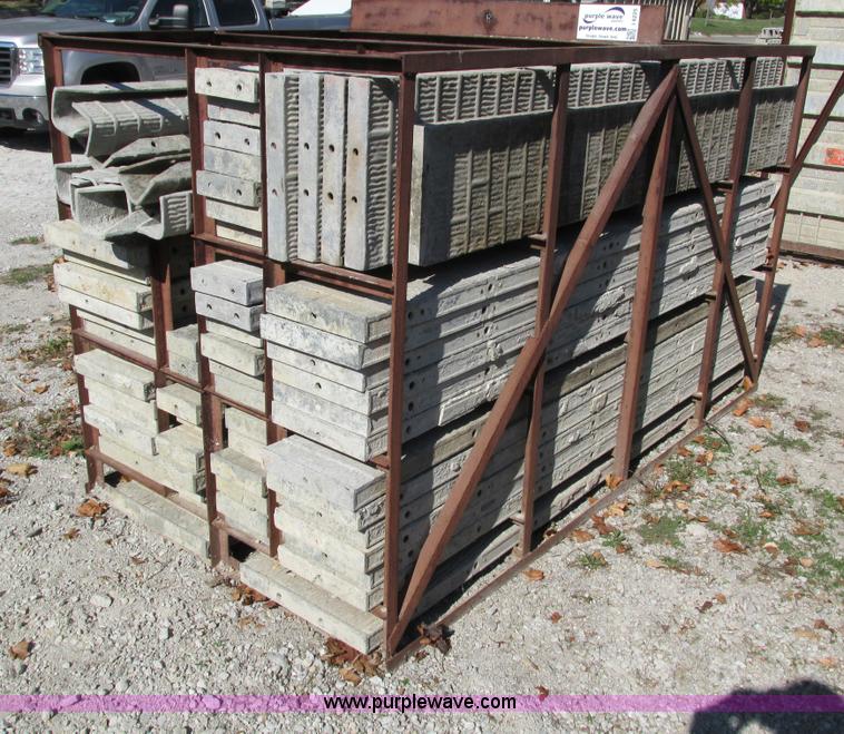 image for item I4225 (62) Symons Silver vertex brick filler concrete forms