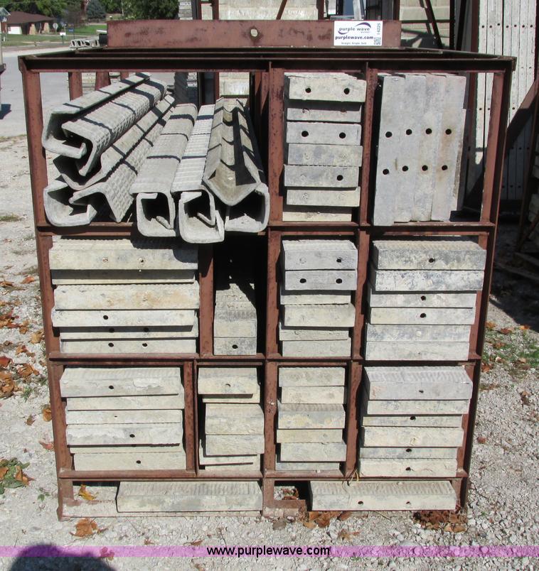 image for item I4225 (62) Symons Silver vertex brick filler concrete forms