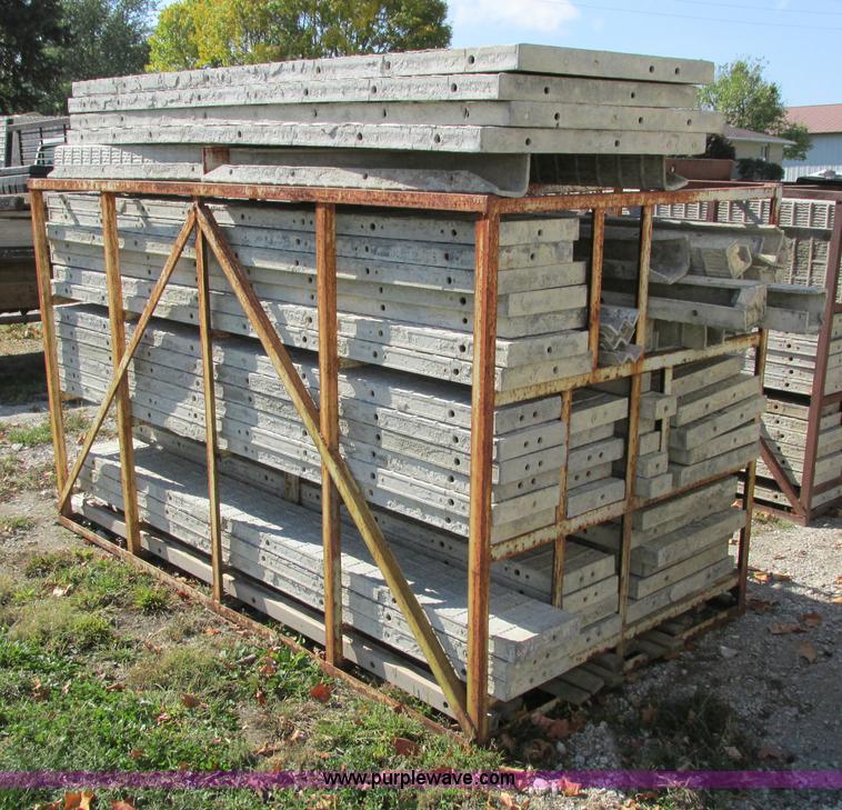 image for item I4226 (75) Symons Silver vertex brick filler concrete forms