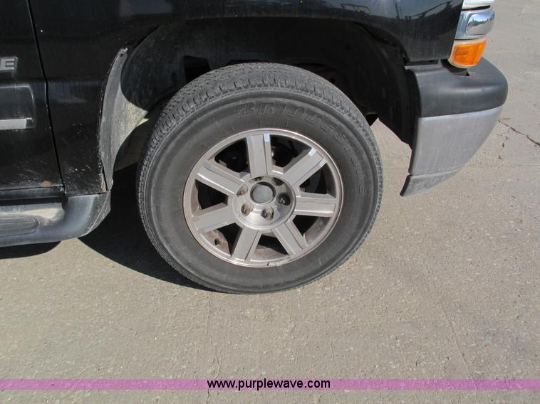 image for item I4233 2002 Chevrolet Tahoe SUV