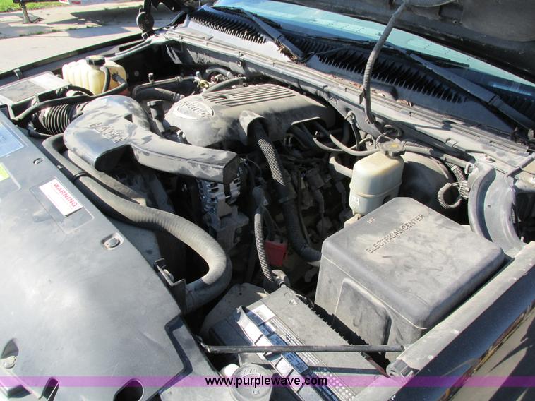 image for item I4233 2002 Chevrolet Tahoe SUV