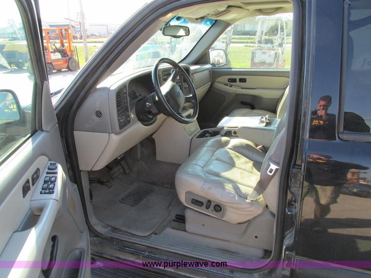 image for item I4233 2002 Chevrolet Tahoe SUV