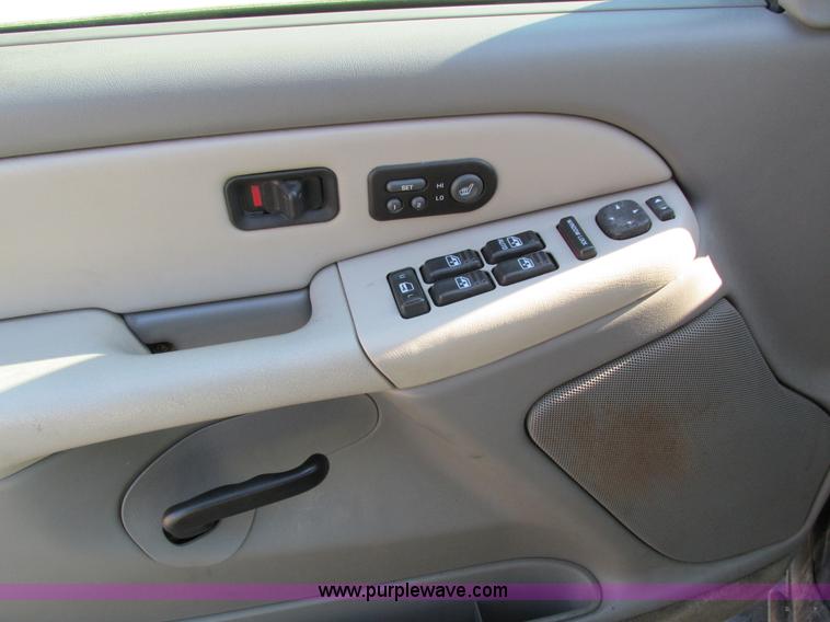 image for item I4233 2002 Chevrolet Tahoe SUV