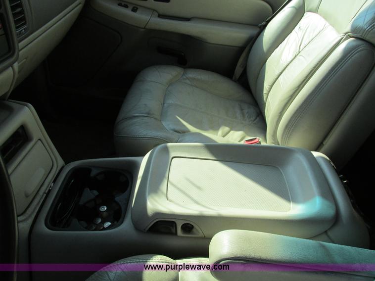 image for item I4233 2002 Chevrolet Tahoe SUV