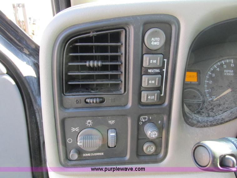 image for item I4233 2002 Chevrolet Tahoe SUV