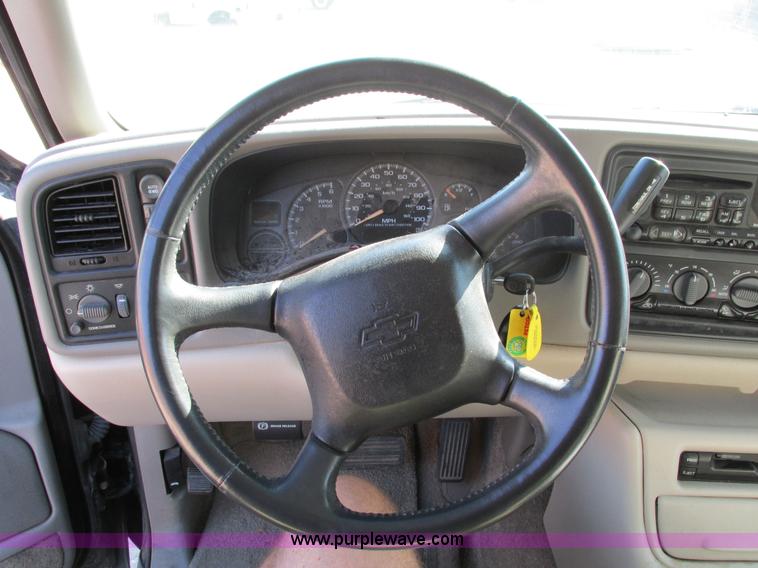 image for item I4233 2002 Chevrolet Tahoe SUV