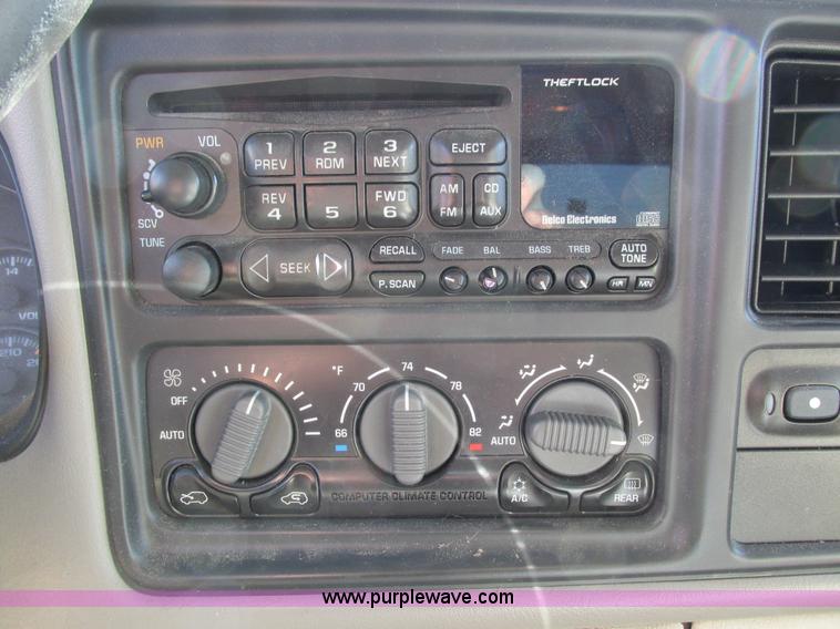 image for item I4233 2002 Chevrolet Tahoe SUV