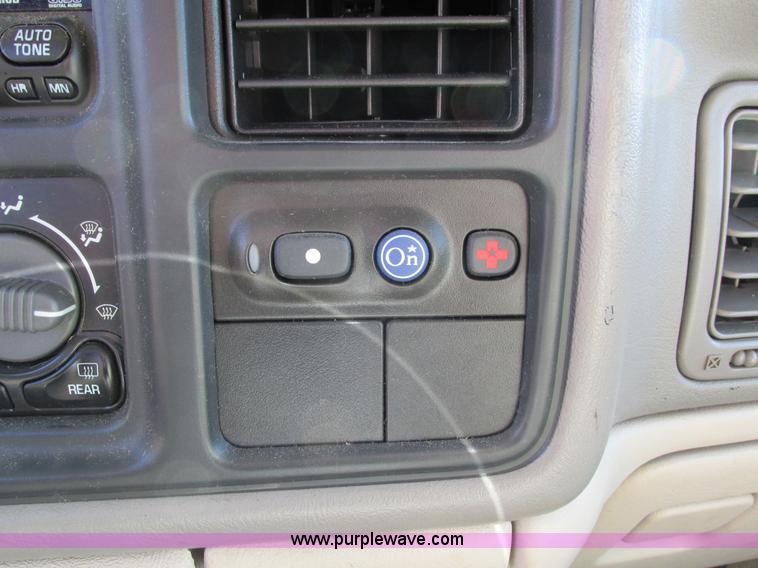 image for item I4233 2002 Chevrolet Tahoe SUV