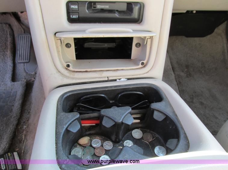 image for item I4233 2002 Chevrolet Tahoe SUV