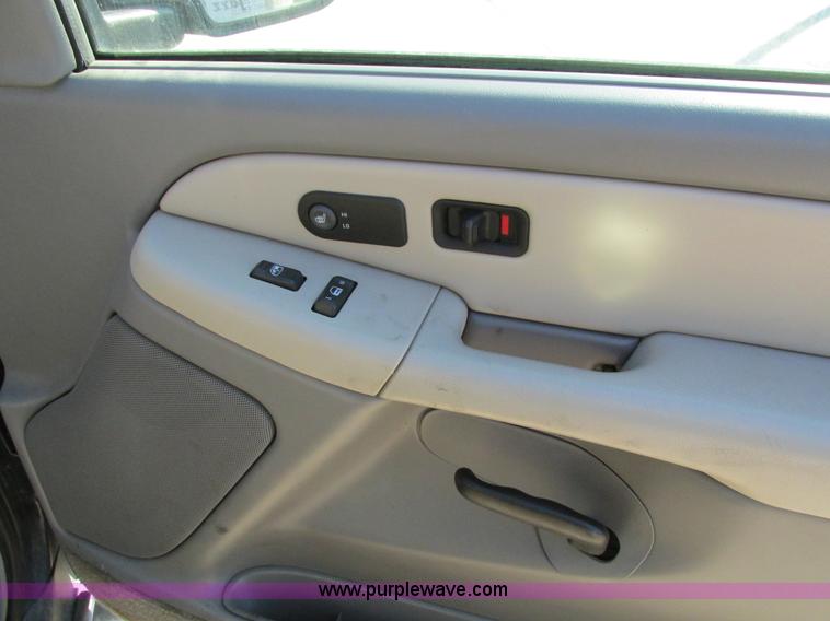 image for item I4233 2002 Chevrolet Tahoe SUV