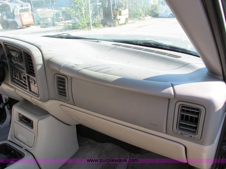 image for item I4233 2002 Chevrolet Tahoe SUV