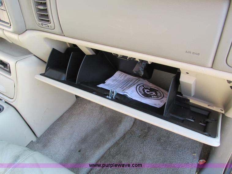 image for item I4233 2002 Chevrolet Tahoe SUV