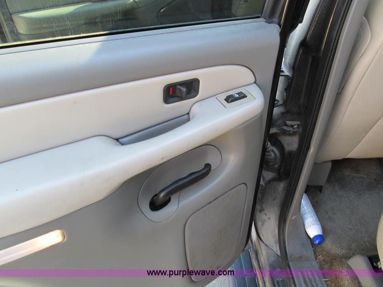 image for item I4233 2002 Chevrolet Tahoe SUV