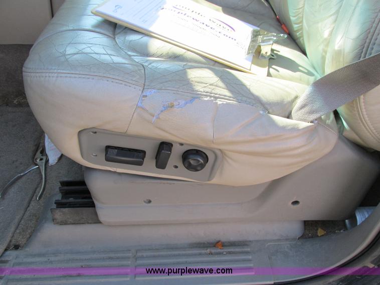 image for item I4233 2002 Chevrolet Tahoe SUV