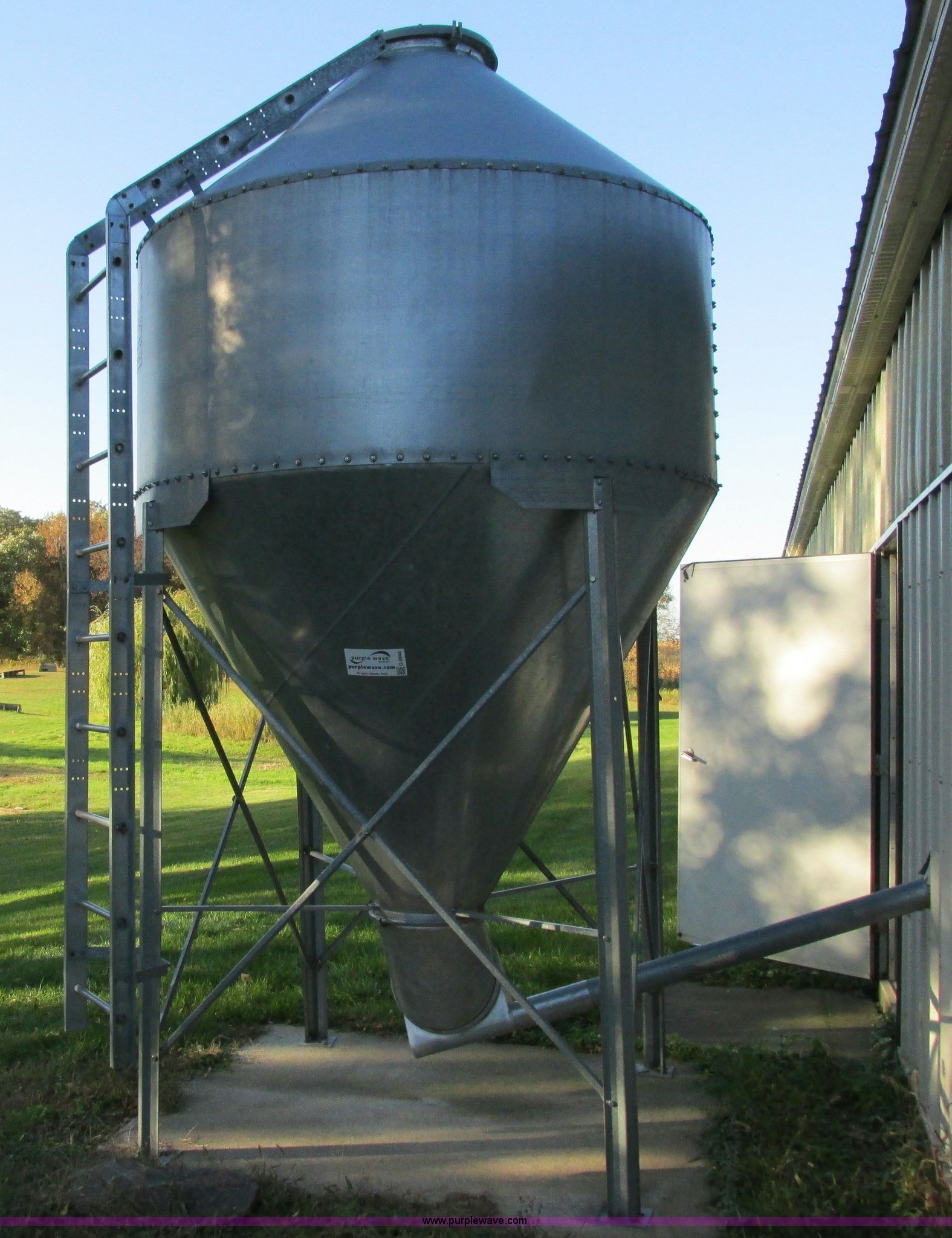 Schuld Bushnell feed bin in Delano, MN Item G8944 sold Purple Wave