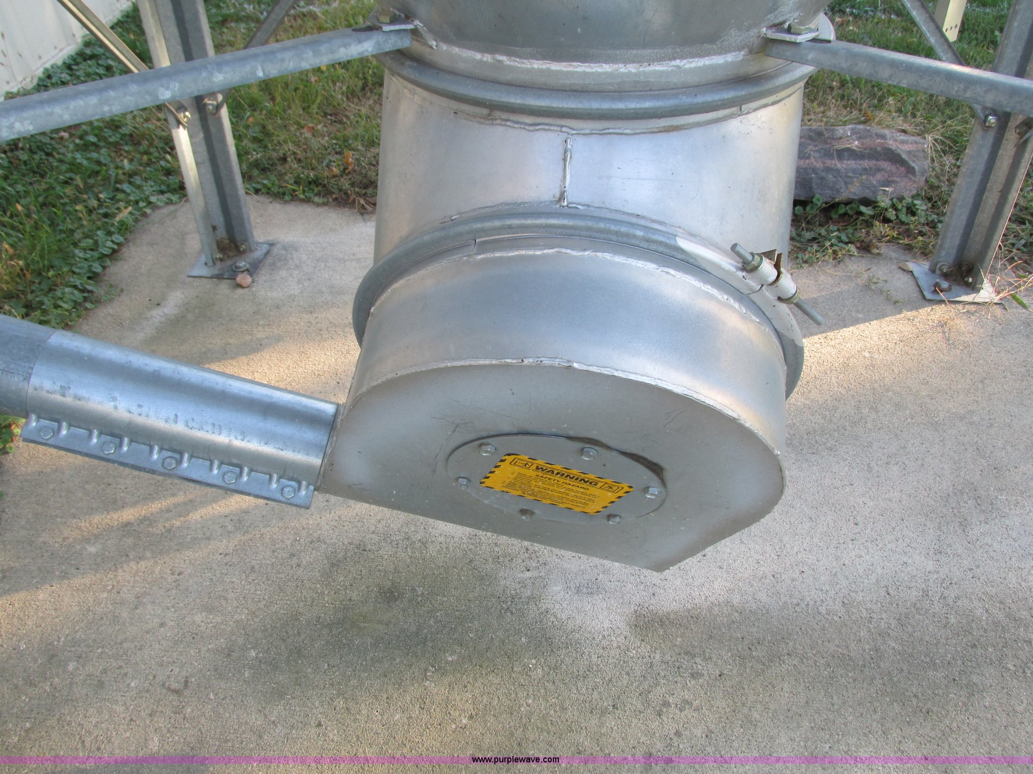 Schuld Bushnell feed bin in Delano, MN Item G8944 sold Purple Wave