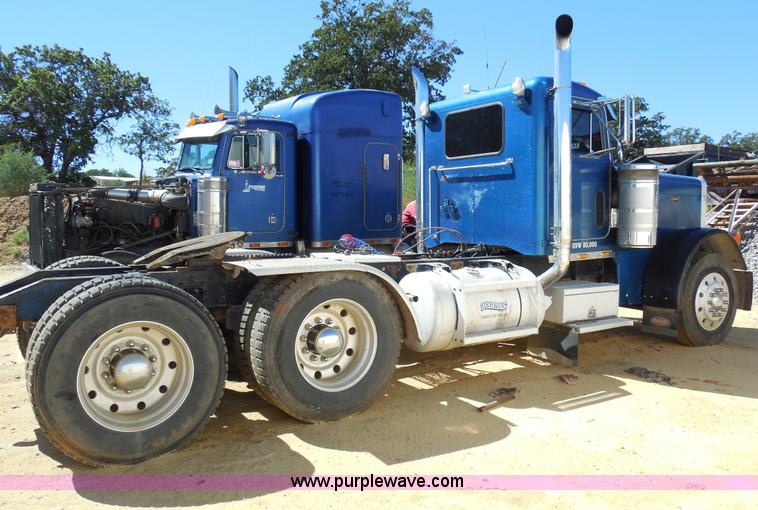image for item E7548 1988 Peterbilt 379 semi truck