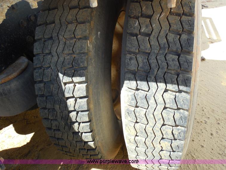 image for item E7548 1988 Peterbilt 379 semi truck