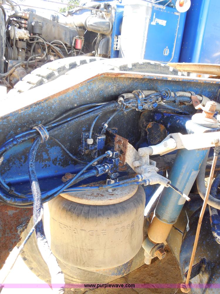 image for item E7548 1988 Peterbilt 379 semi truck