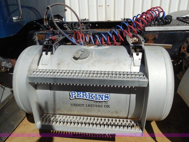 image for item E7548 1988 Peterbilt 379 semi truck