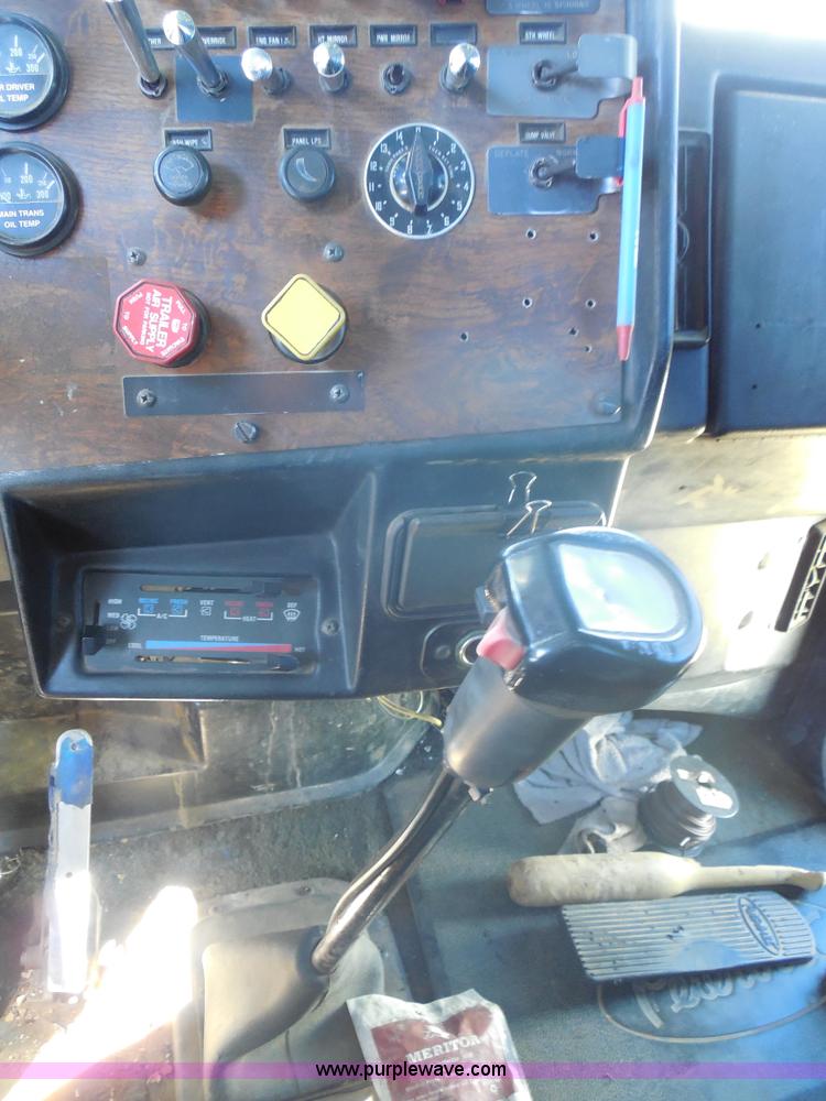 image for item E7548 1988 Peterbilt 379 semi truck