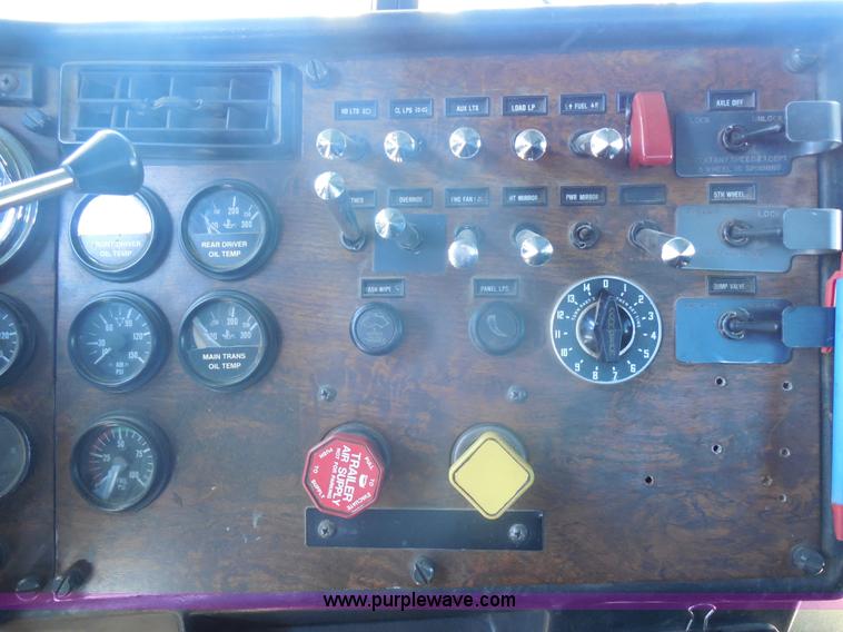 image for item E7548 1988 Peterbilt 379 semi truck