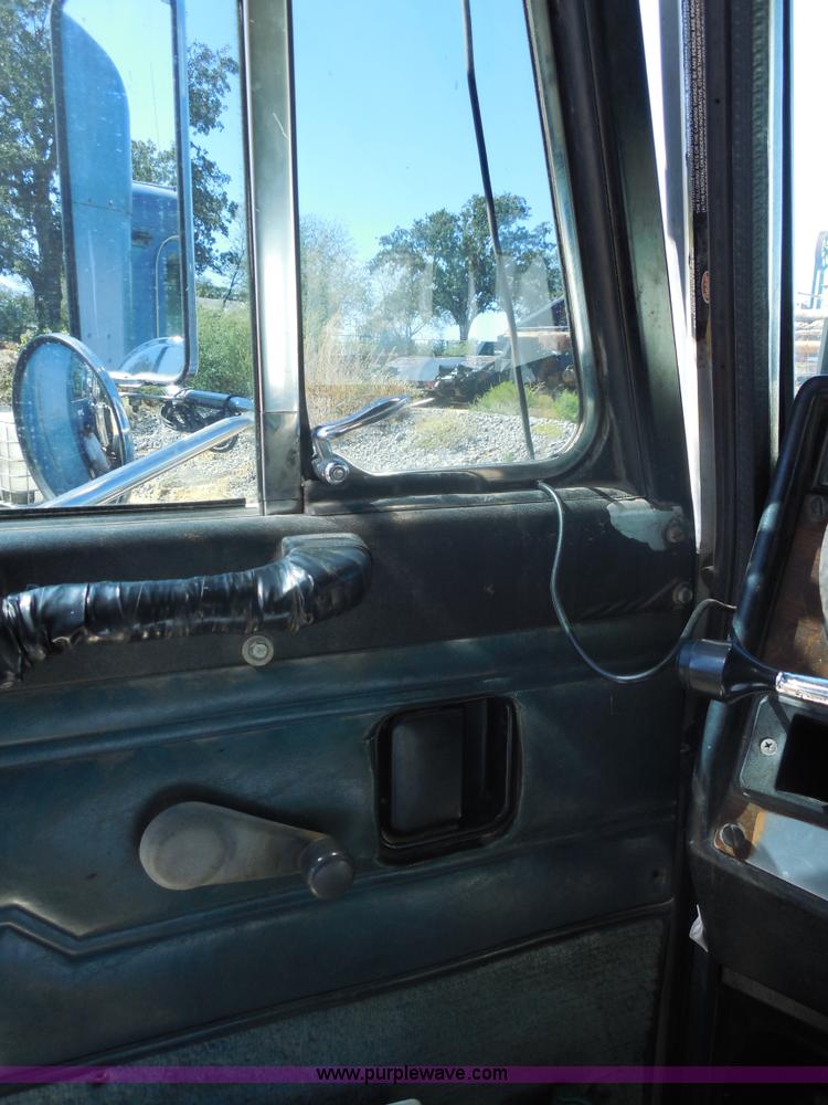 image for item E7548 1988 Peterbilt 379 semi truck