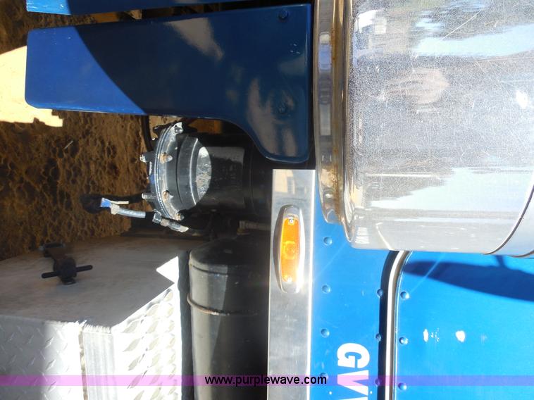 image for item E7548 1988 Peterbilt 379 semi truck