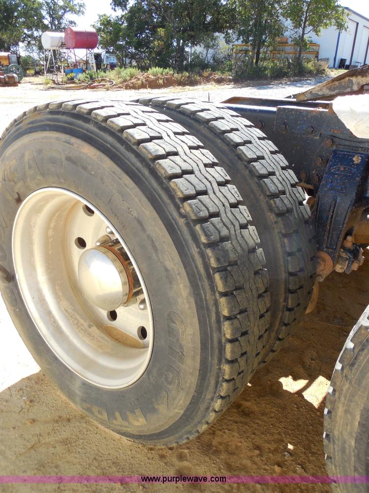 image for item E7548 1988 Peterbilt 379 semi truck