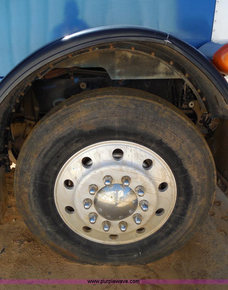 image for item E7548 1988 Peterbilt 379 semi truck