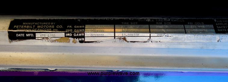 image for item E7548 1988 Peterbilt 379 semi truck