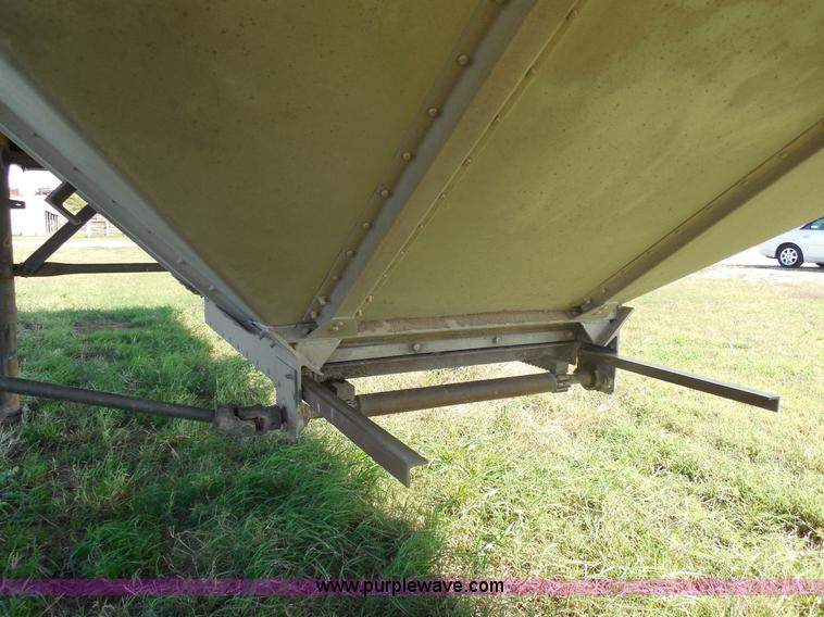 image for item E7738 2000 Merritt aluminum grain trailer