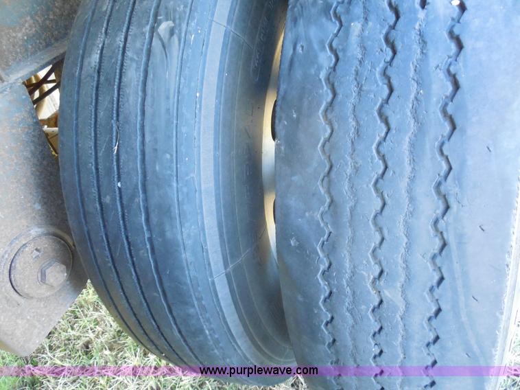 image for item E7738 2000 Merritt aluminum grain trailer