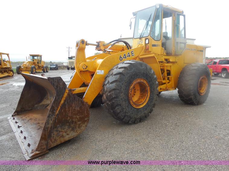 image for item E7746 1990 John Deere 644E articulated wheel loader