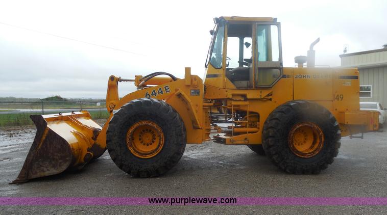 image for item E7746 1990 John Deere 644E articulated wheel loader