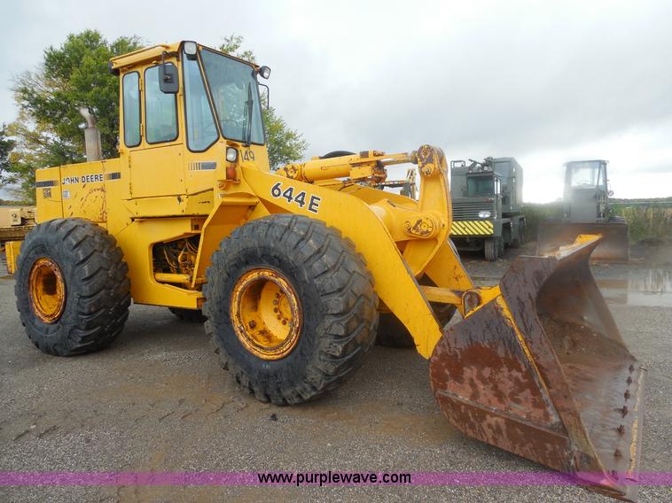 image for item E7746 1990 John Deere 644E articulated wheel loader