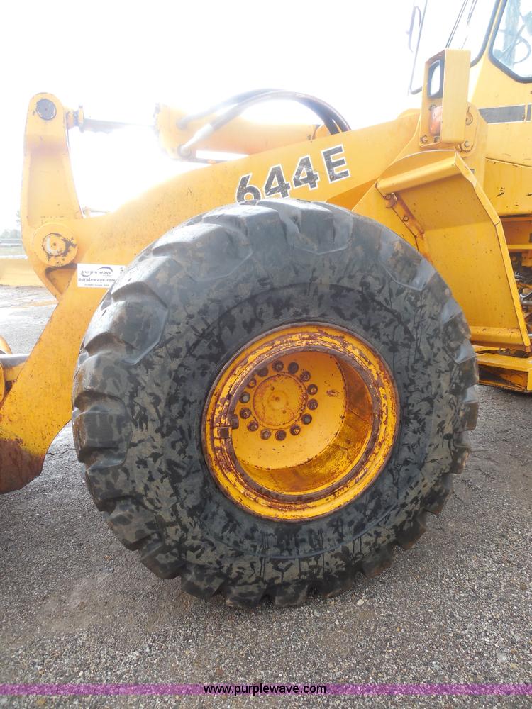 image for item E7746 1990 John Deere 644E articulated wheel loader