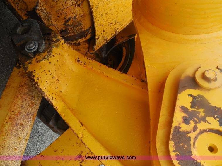 image for item E7746 1990 John Deere 644E articulated wheel loader