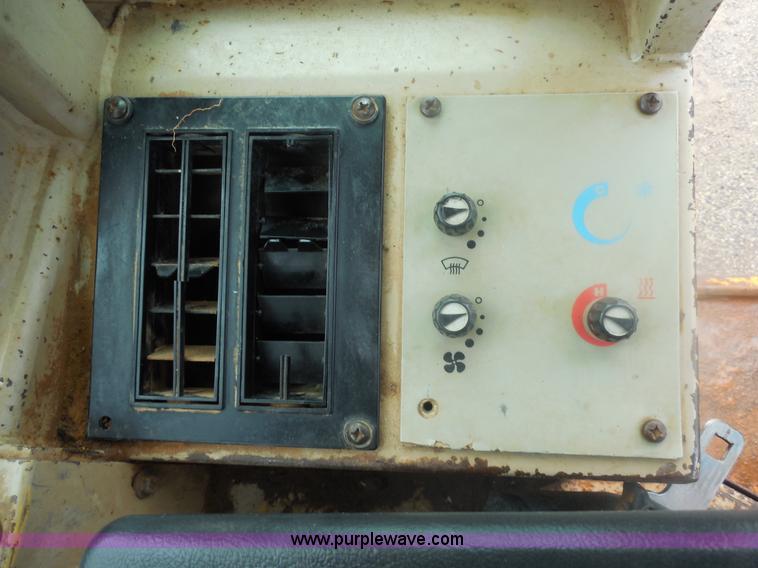 image for item E7746 1990 John Deere 644E articulated wheel loader