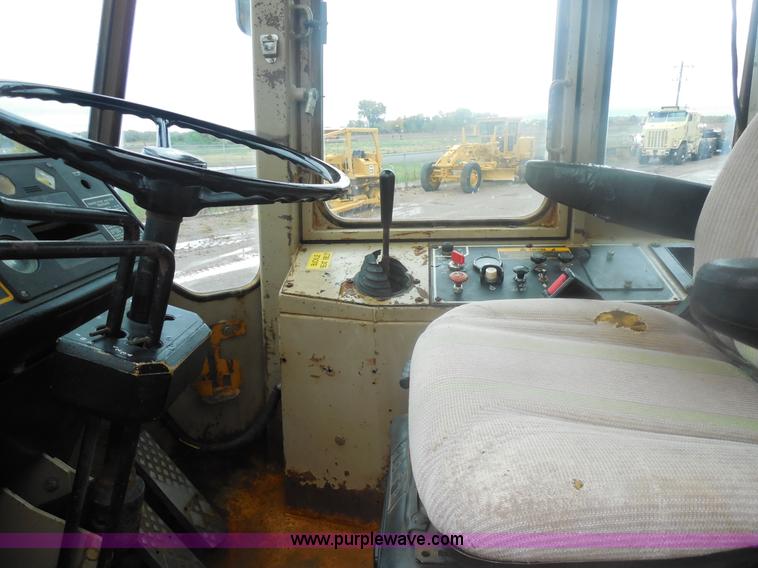 image for item E7746 1990 John Deere 644E articulated wheel loader