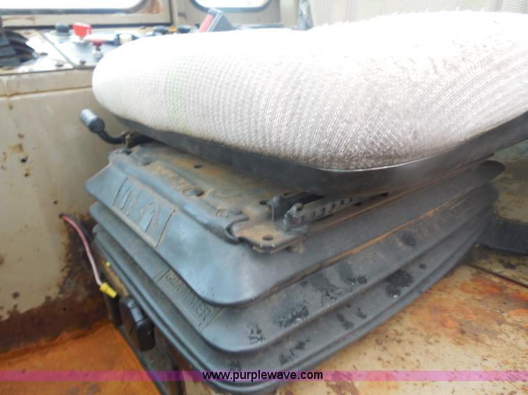 image for item E7746 1990 John Deere 644E articulated wheel loader