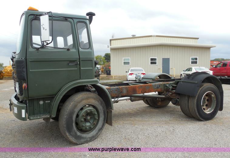 image for item F3252 1990 Mack MS200P semi truck