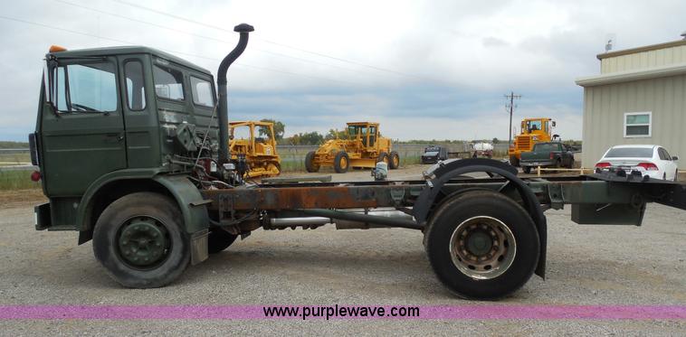 image for item F3252 1990 Mack MS200P semi truck