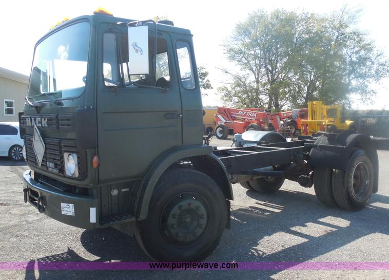 image for item F3252 1990 Mack MS200P semi truck