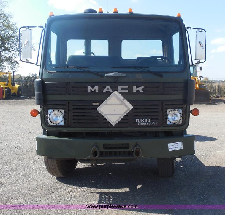 image for item F3252 1990 Mack MS200P semi truck