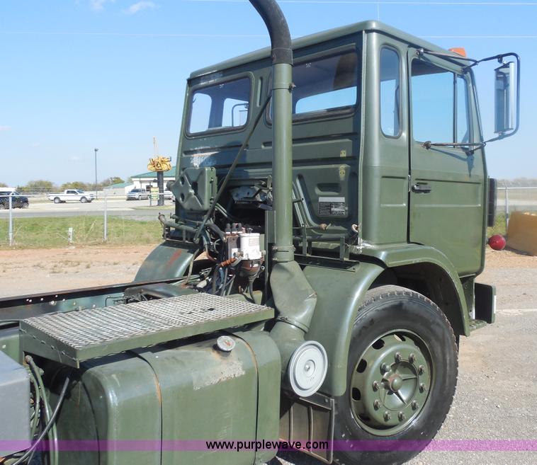 image for item F3252 1990 Mack MS200P semi truck